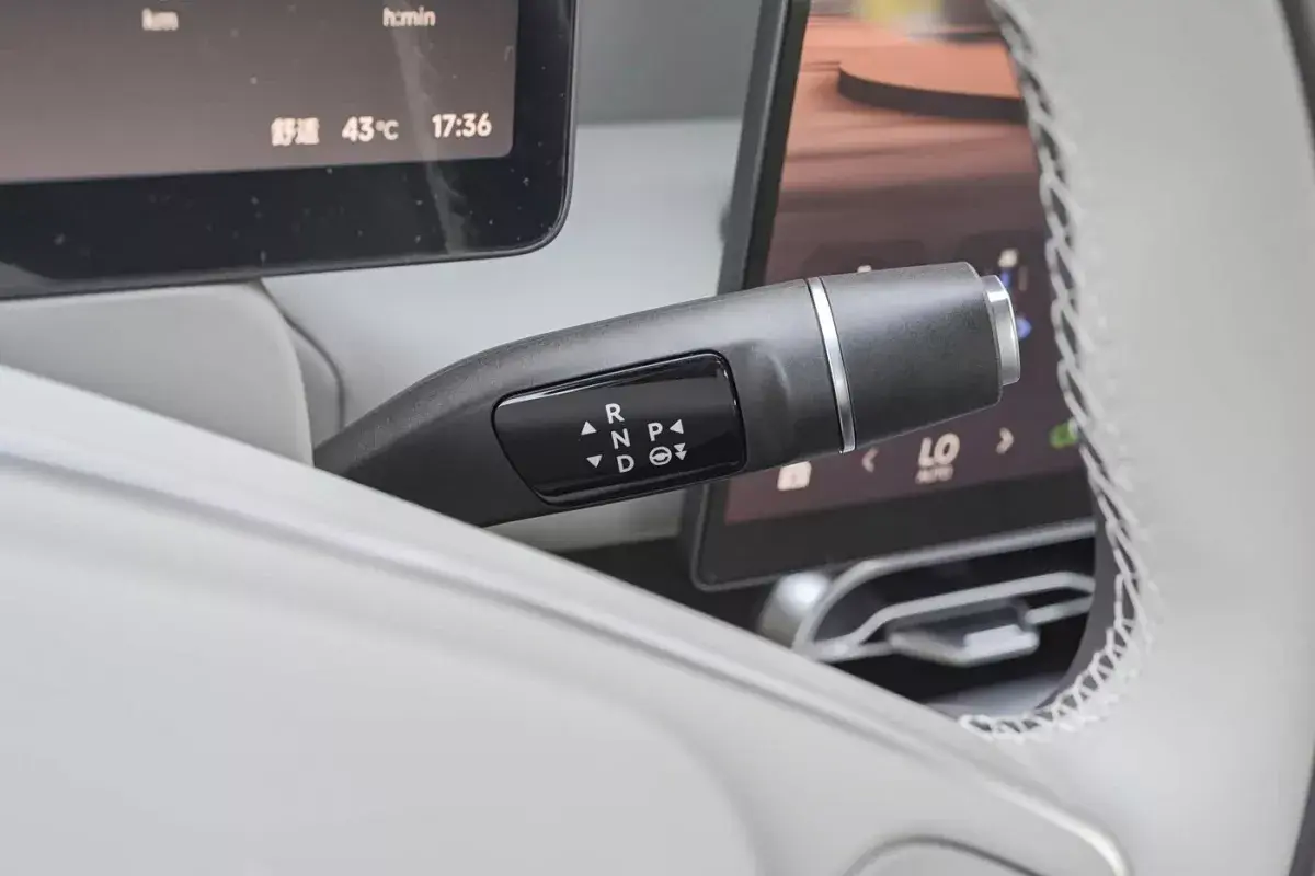 Leap Motor B10 салон 4