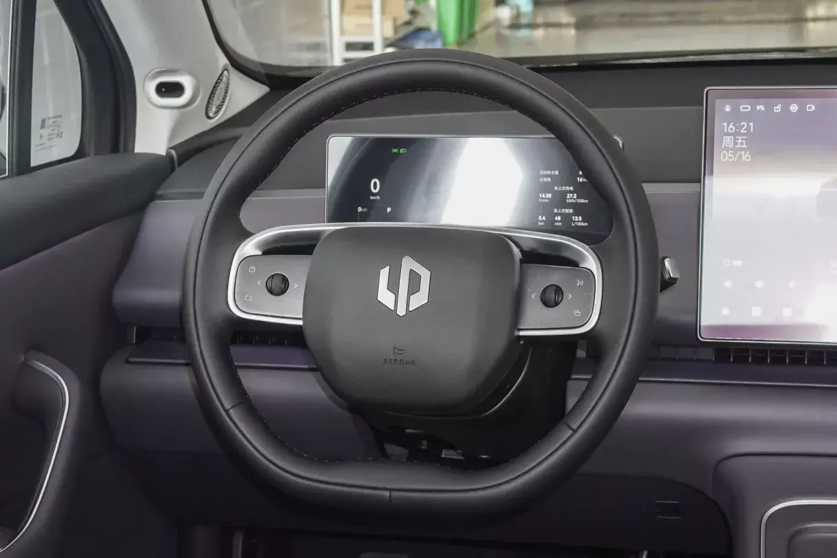 Leap Motor C10 DM салон 3