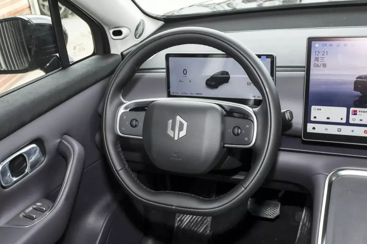Leap Motor C16 DM салон 3