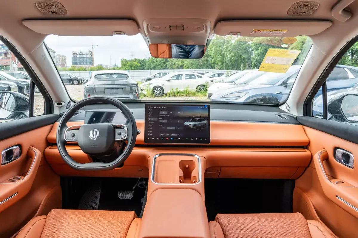 Leap Motor C16 DM салон 7