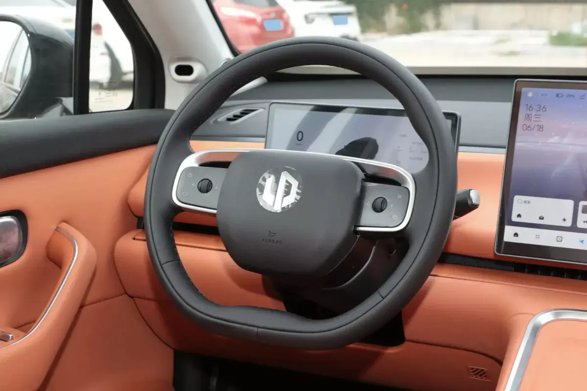 Leap Motor C16 салон 3