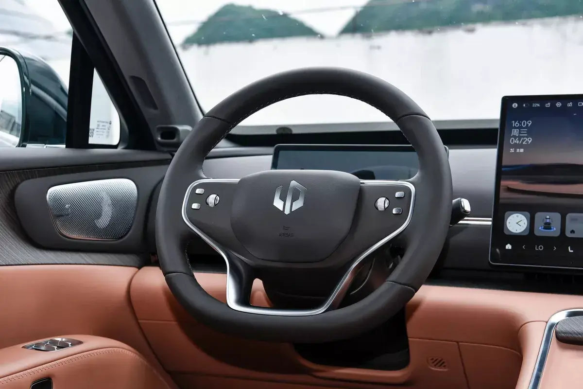 Leap Motor D19 EV салон 3