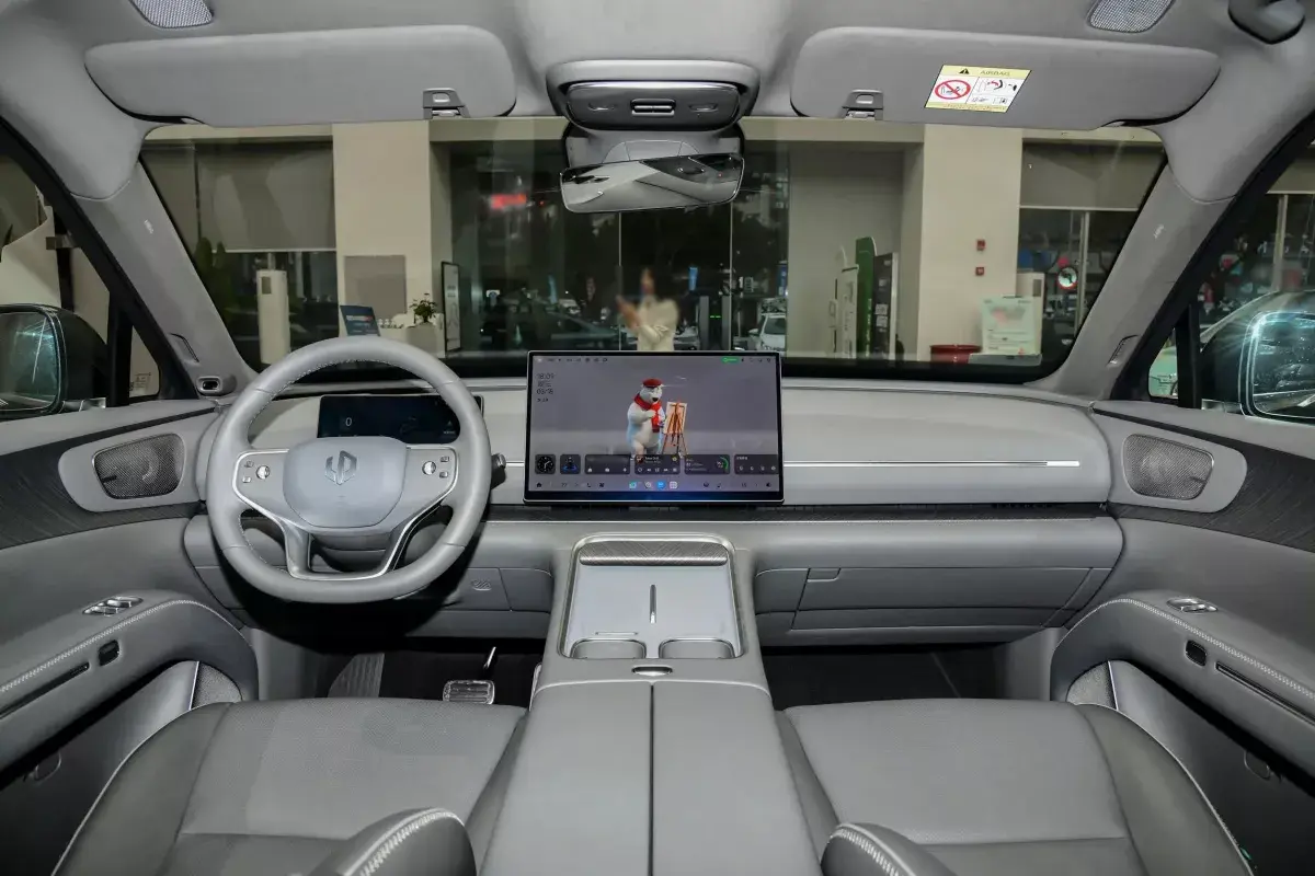 Leap Motor D19 PHEV салон 1