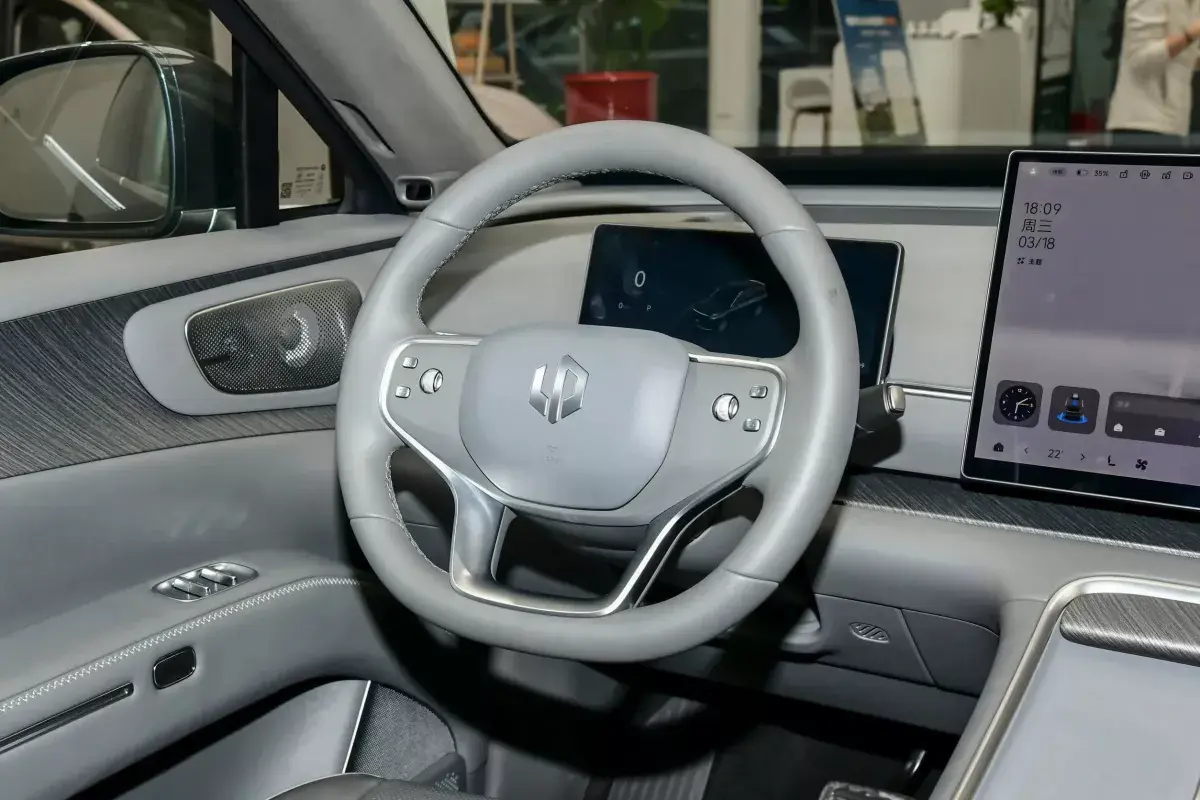 Leap Motor D19 PHEV салон 3