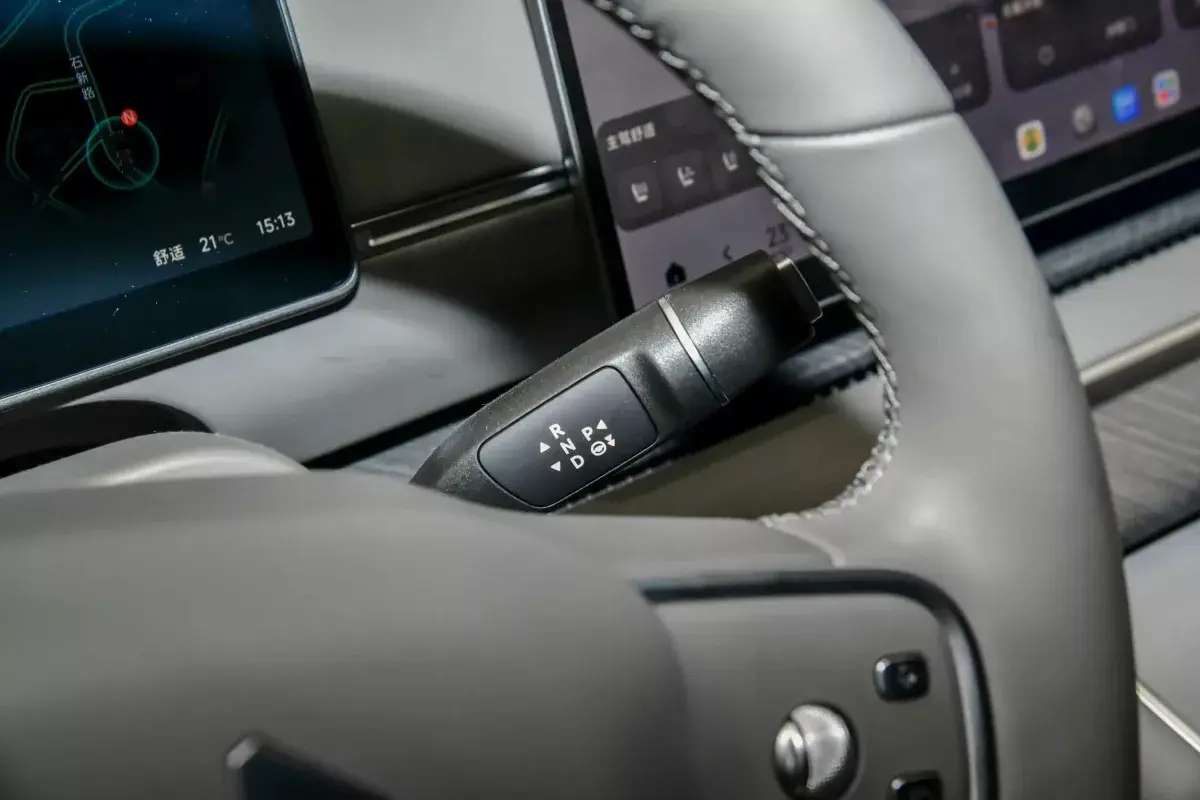 Leap Motor D19 PHEV салон 4