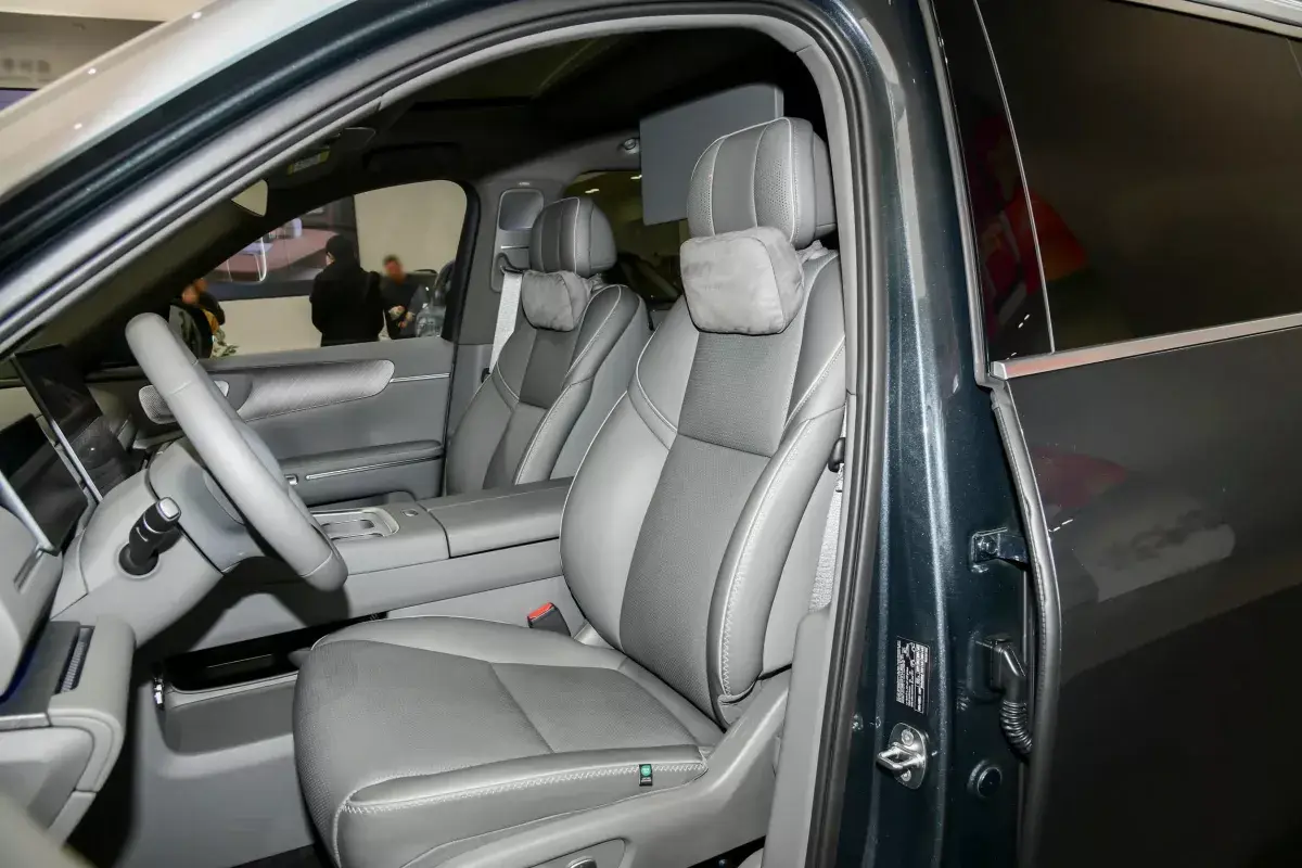 Leap Motor D19 PHEV салон 6