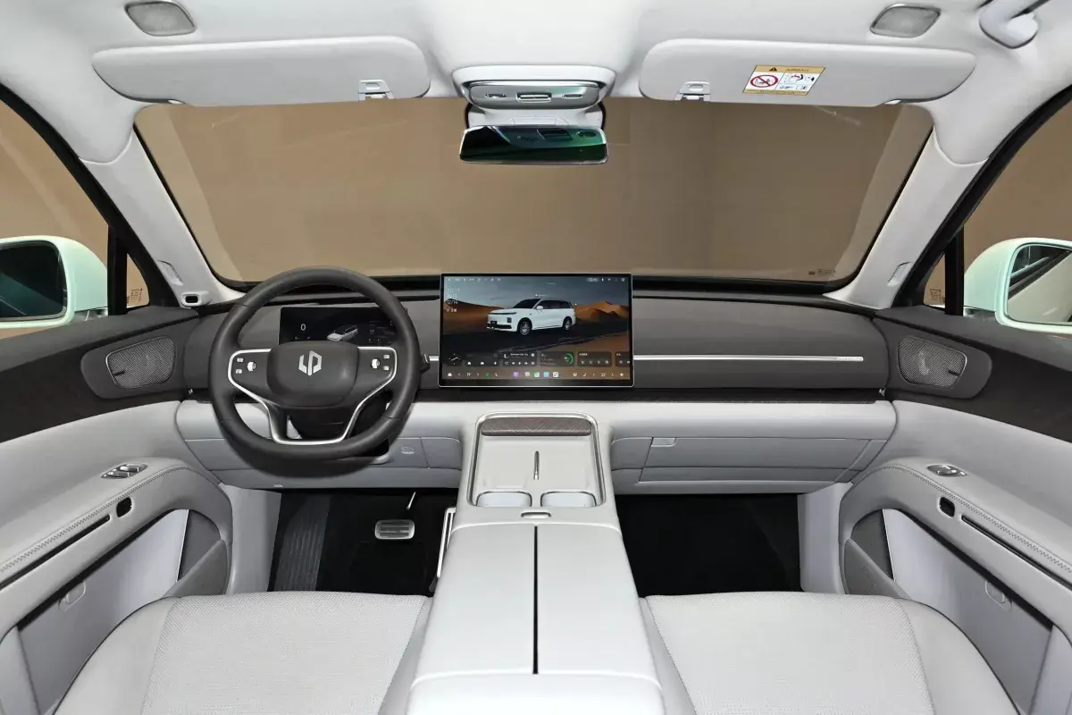 Leap Motor D19 PHEV салон 8