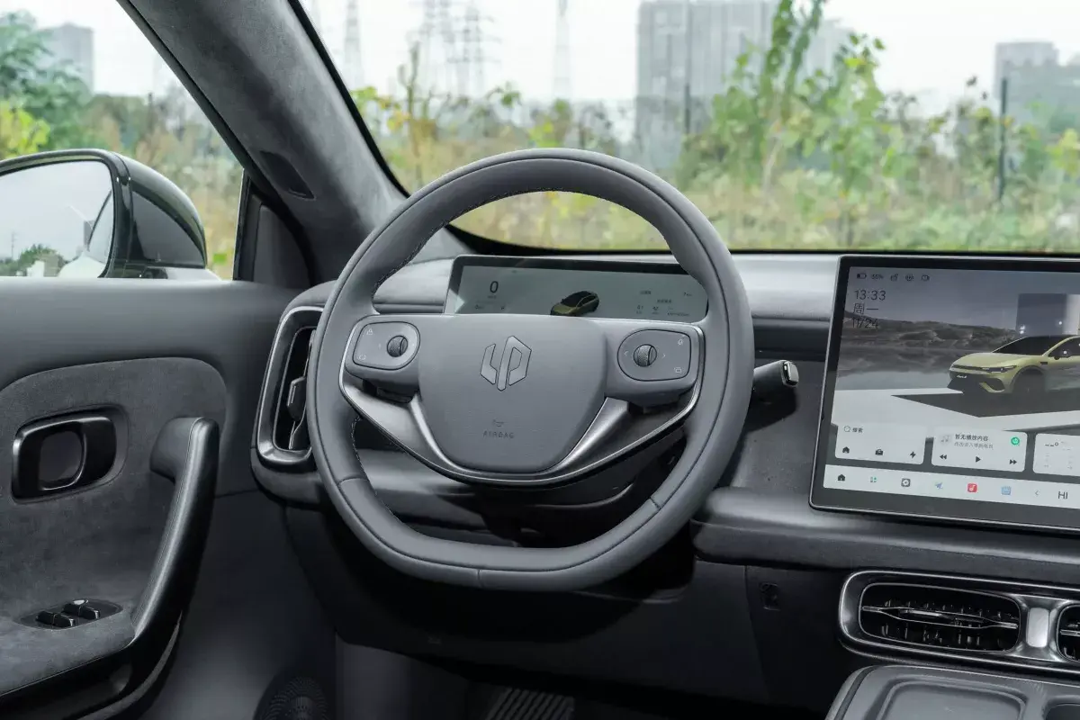 Leap Motor Lafa 5 салон 3