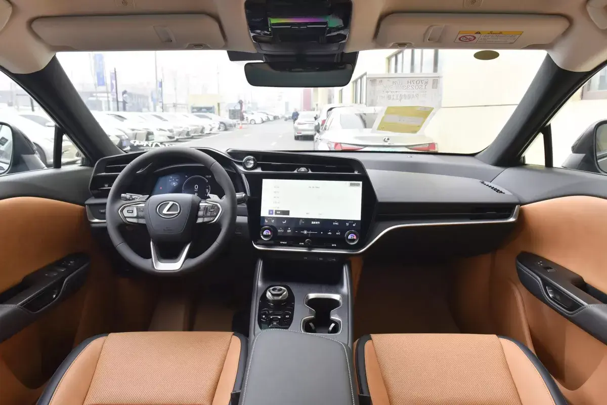Lexus RZ300e салон 7