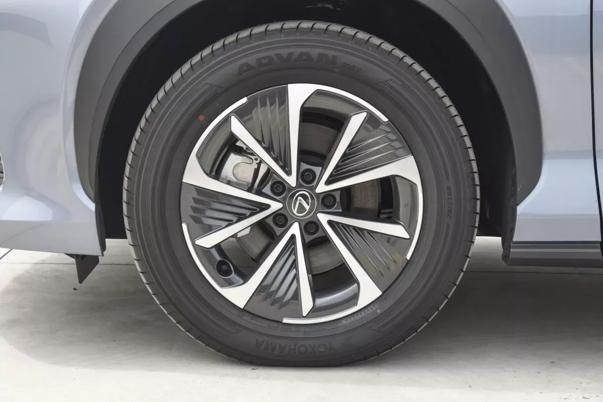 Lexus RZ450e фото 6