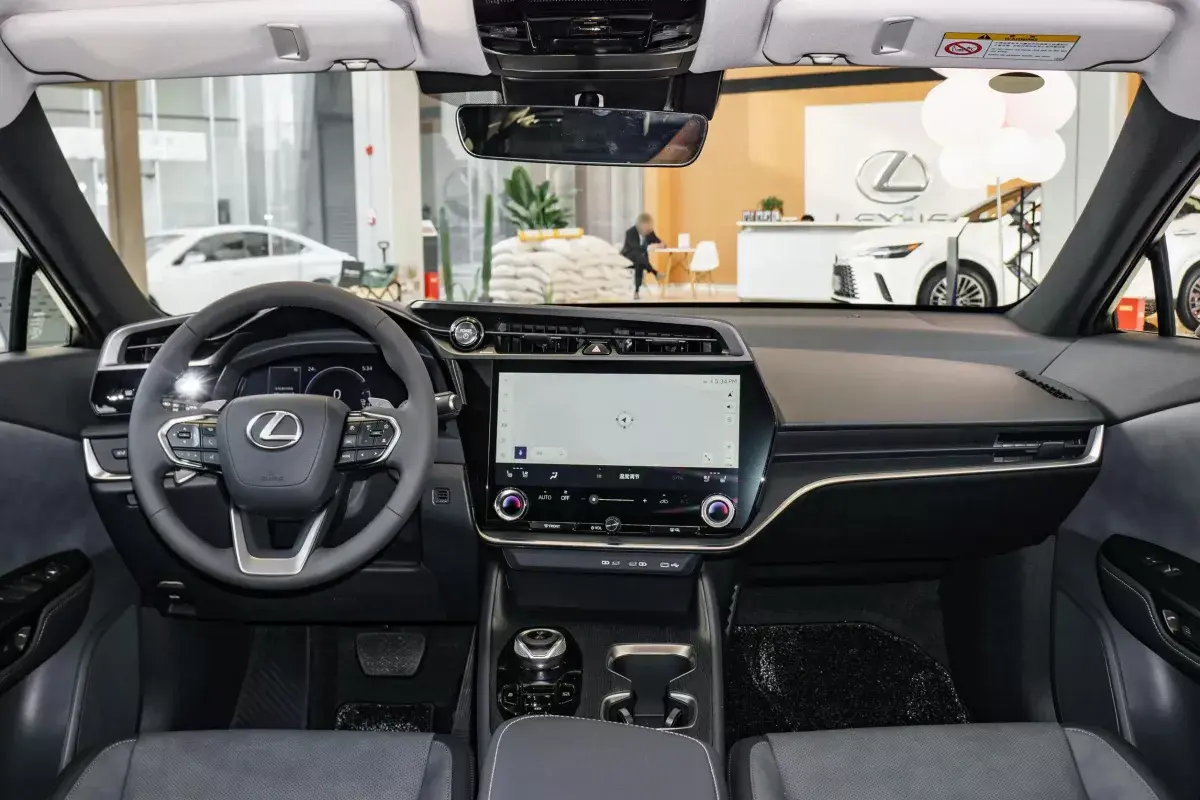 Lexus RZ450e салон 1