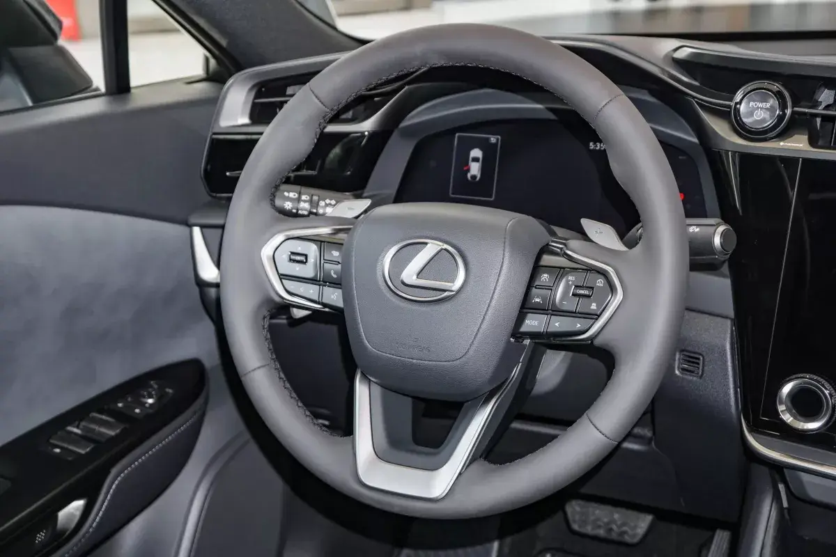 Lexus RZ450e салон 3