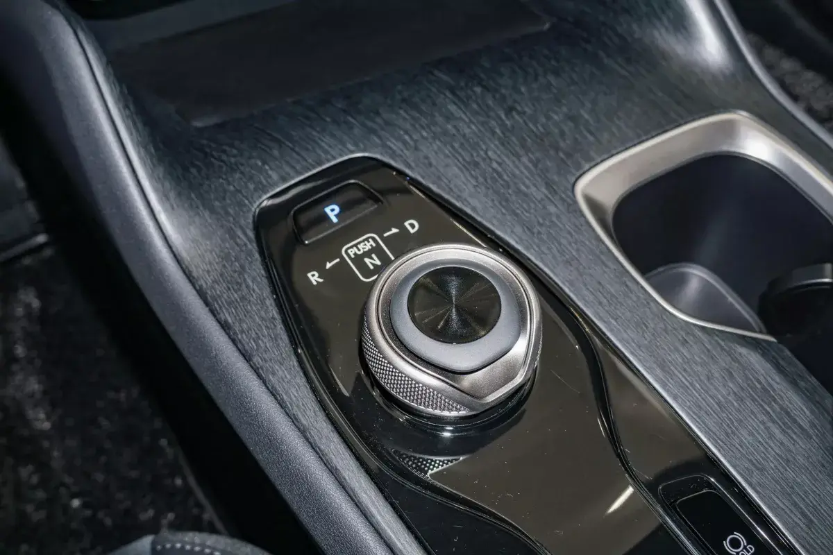 Lexus RZ450e салон 4