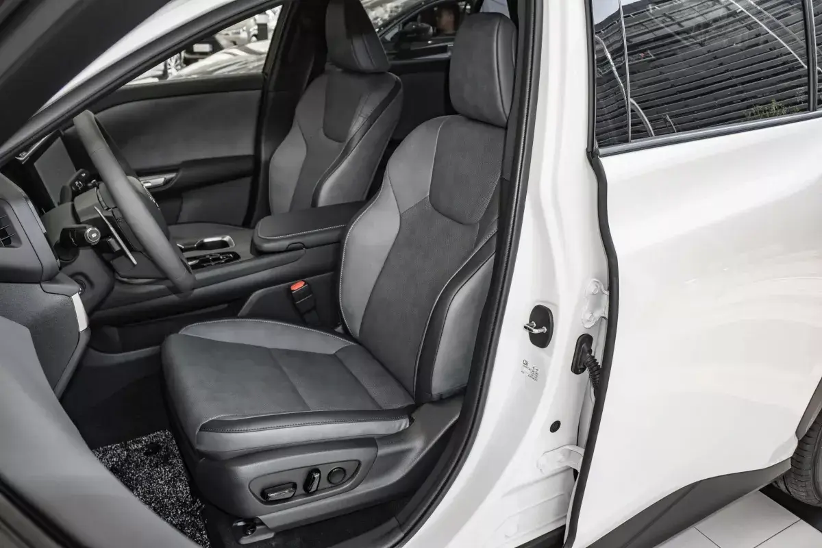 Lexus RZ450e салон 6