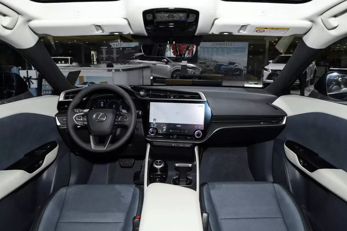 Lexus RZ450e салон 8
