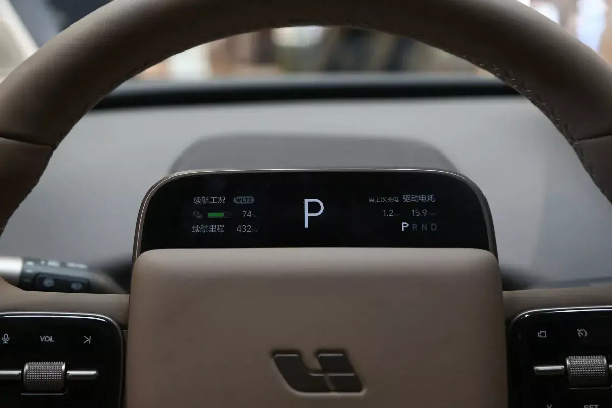 Li i8 салон 2