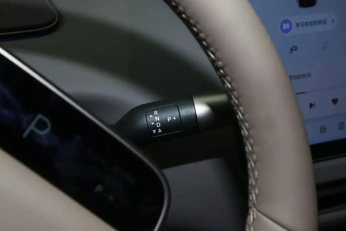 Li i8 салон 3