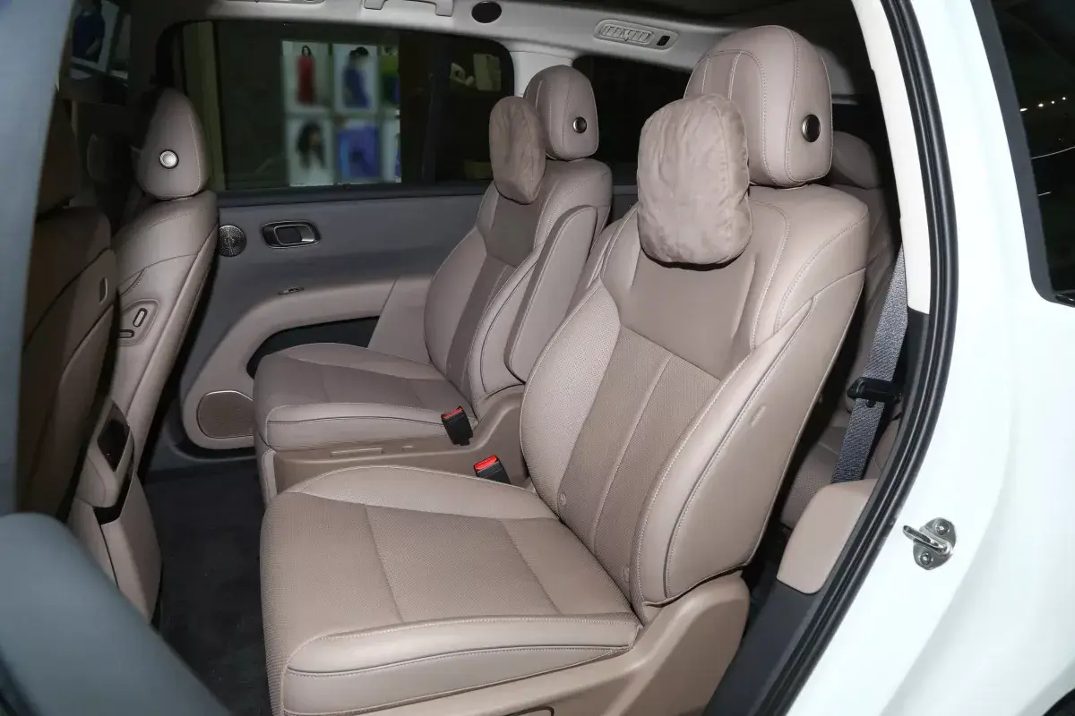Li i8 салон 6