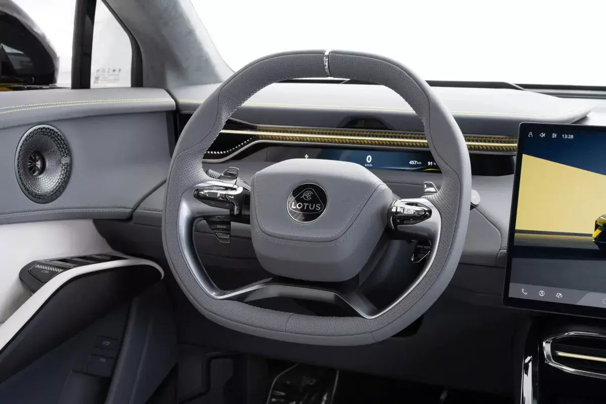 Lotus Eletre салон 3