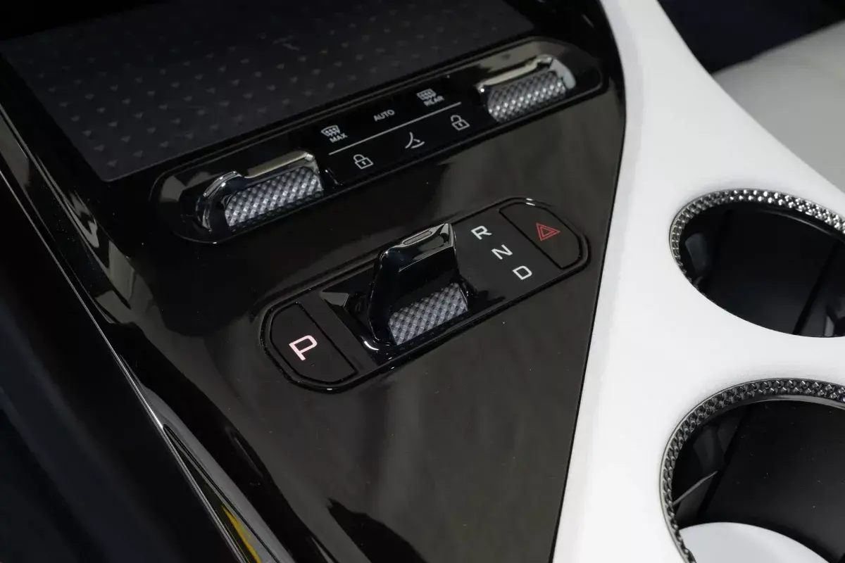 Lotus Eletre салон 4