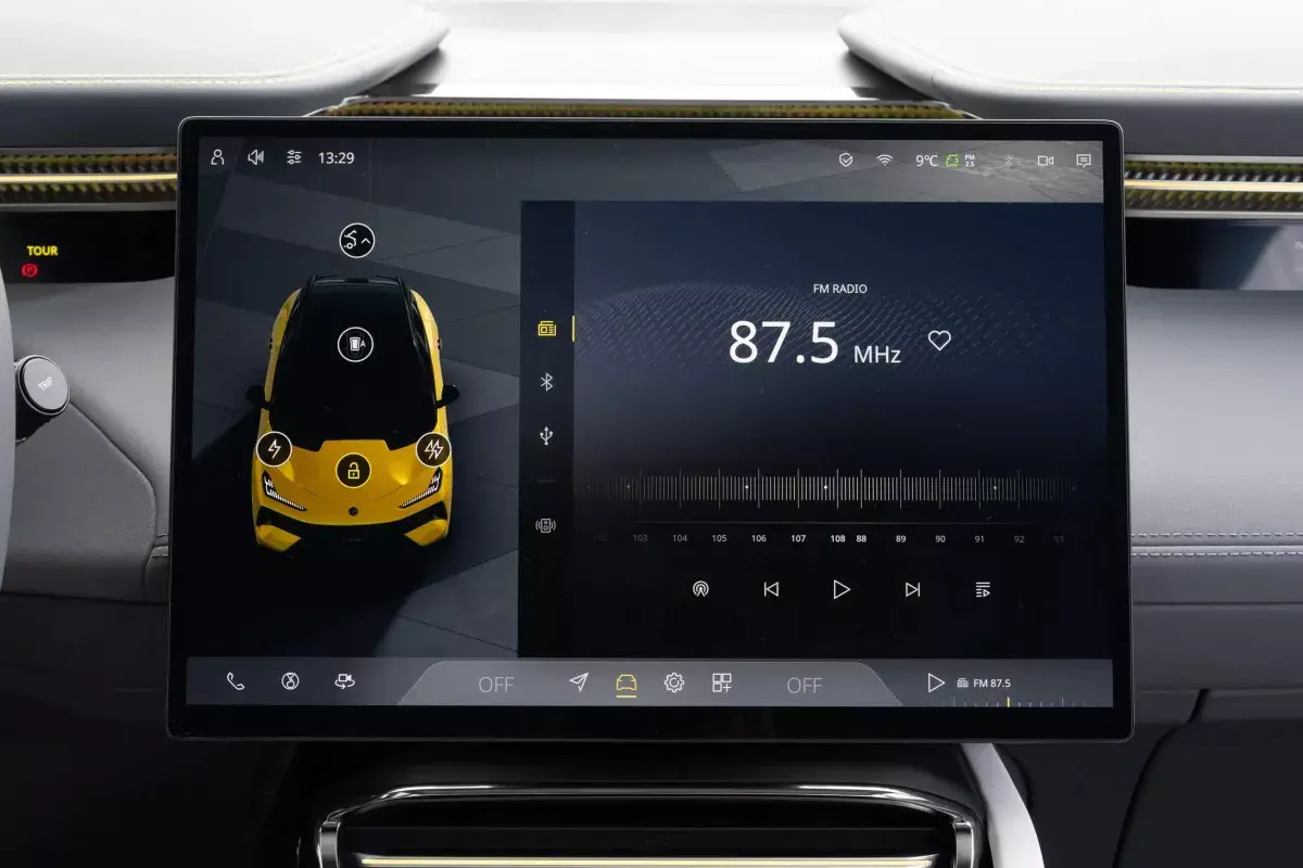 Lotus Eletre салон 5