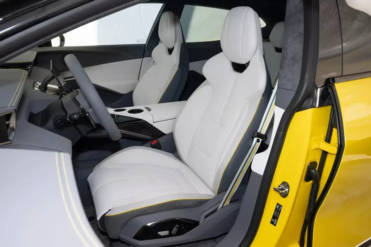 Lotus Eletre салон 6