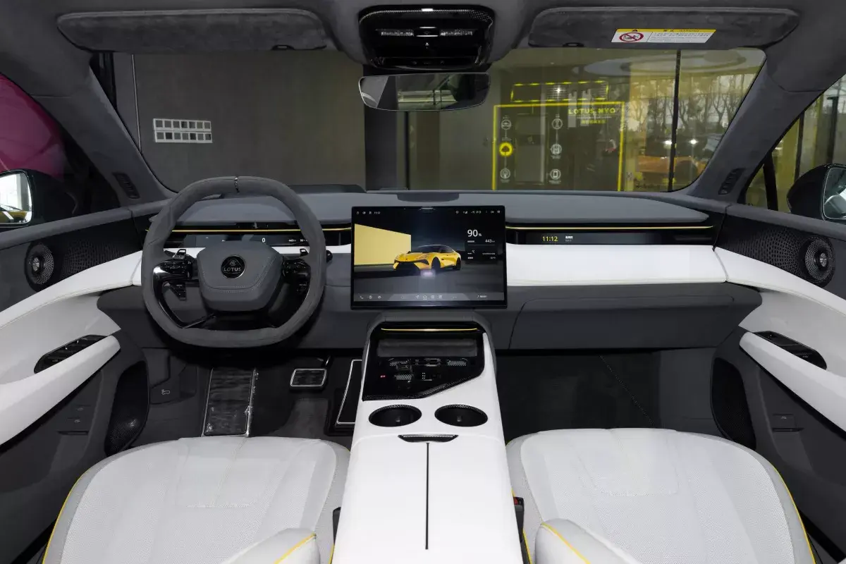 Lotus Emeya салон 1