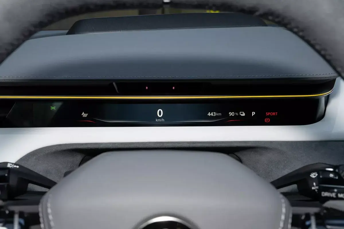 Lotus Emeya салон 2