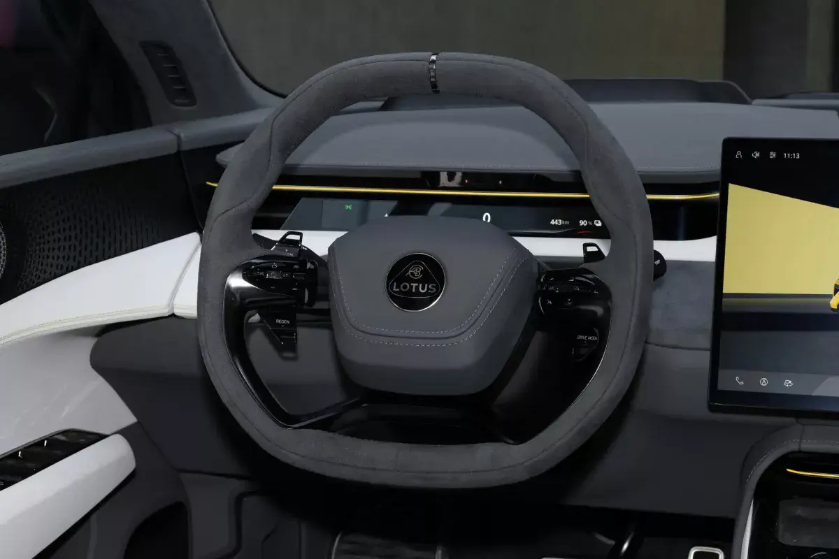 Lotus Emeya салон 3