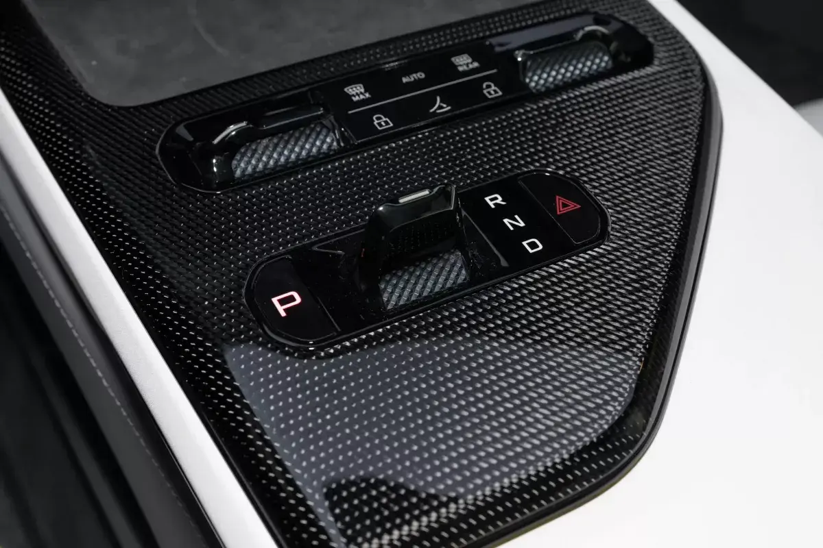 Lotus Emeya салон 4