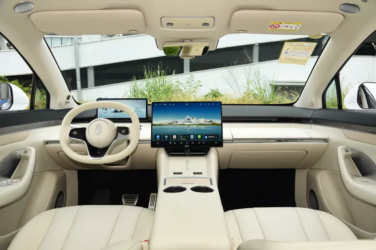 Luxeed R7 PHEV салон 1