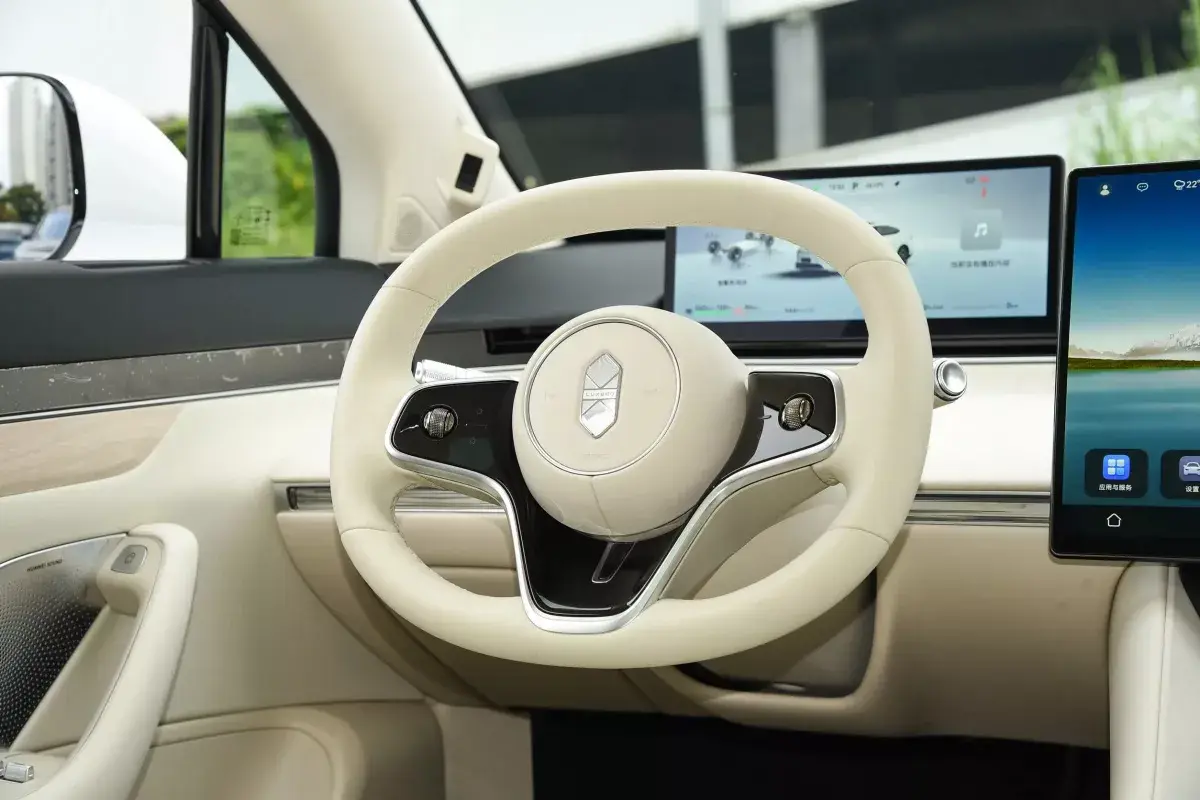 Luxeed R7 PHEV салон 3