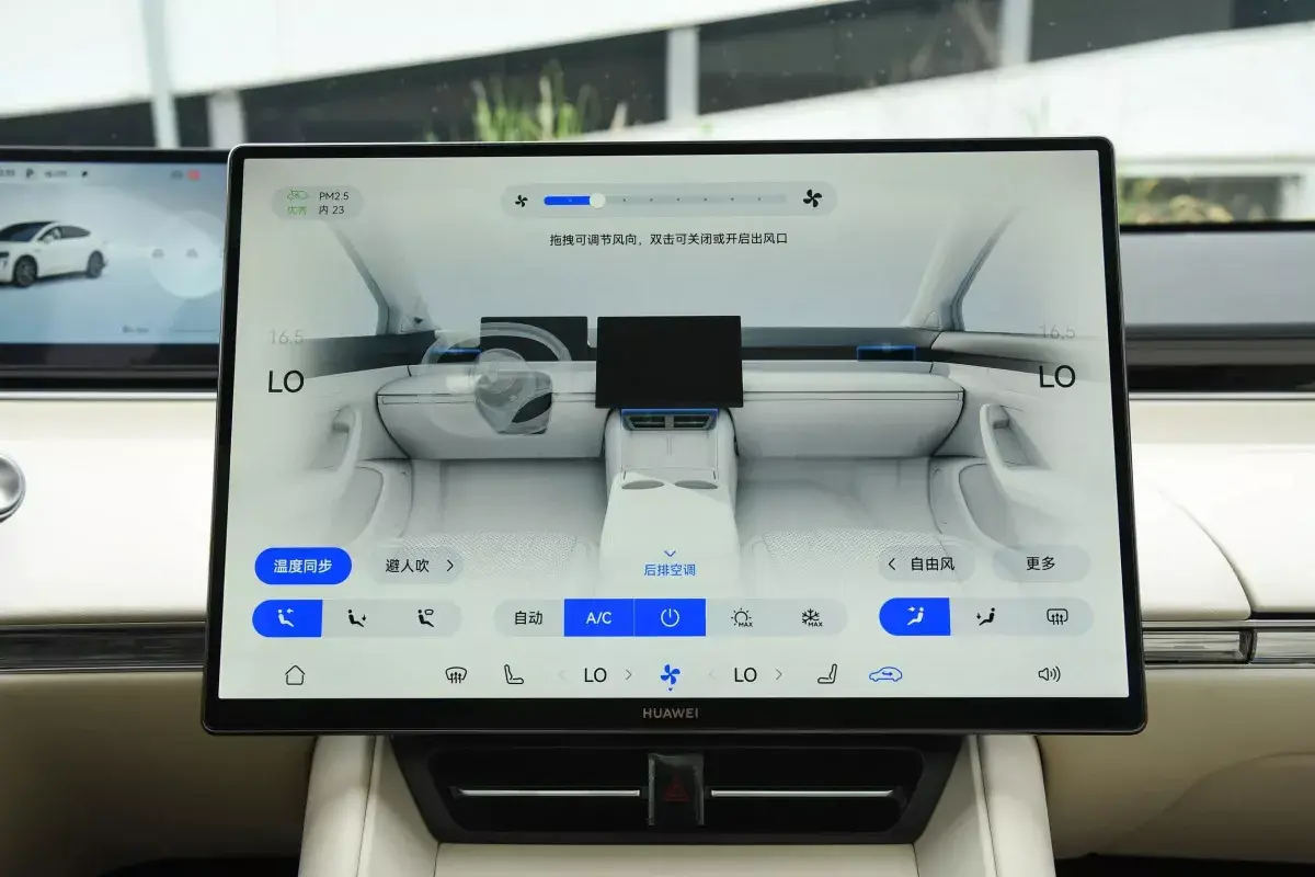 Luxeed R7 PHEV салон 5