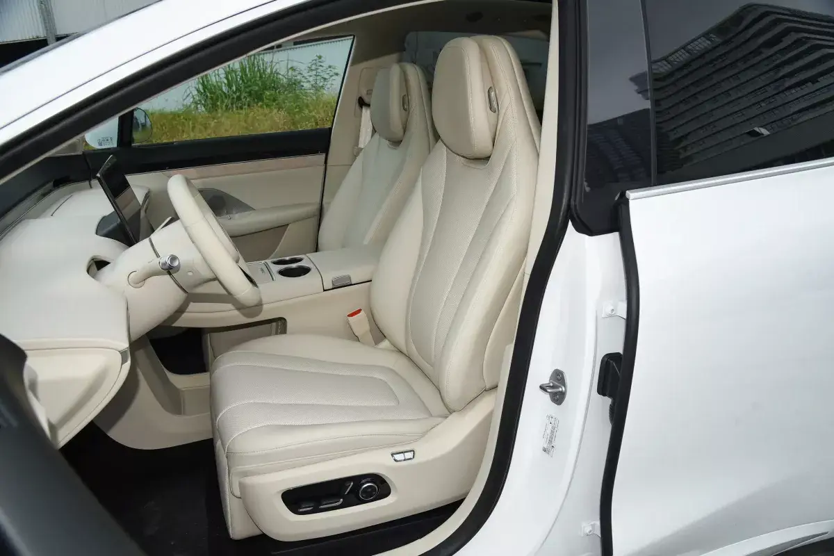 Luxeed R7 PHEV салон 6