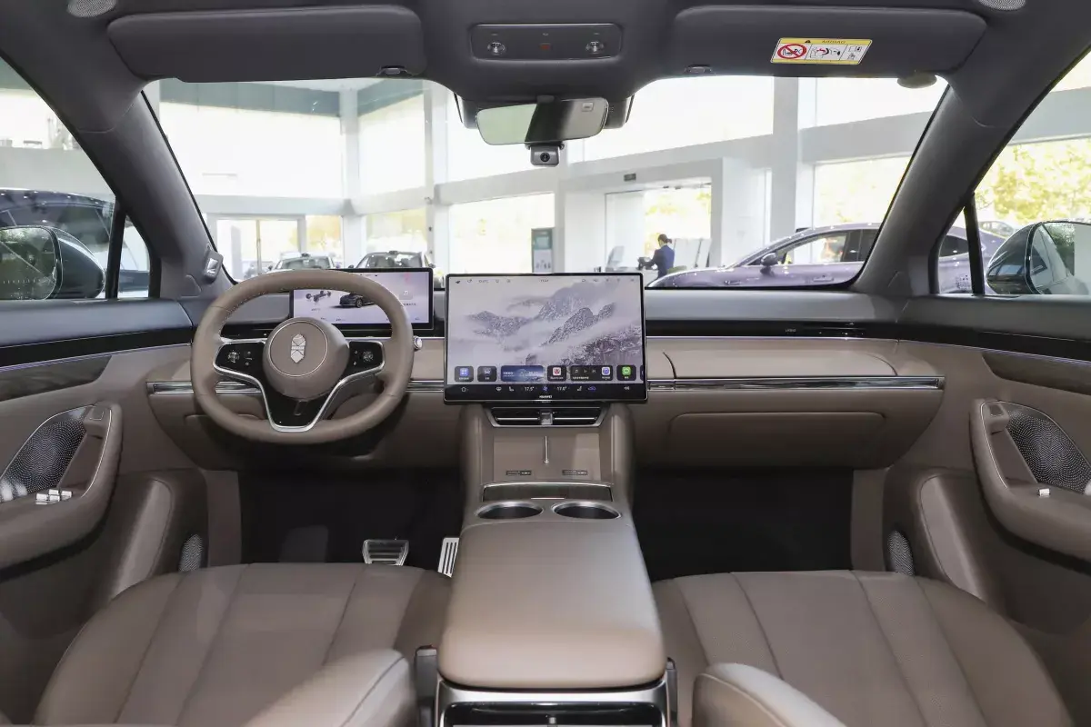 Luxeed R7 PHEV салон 7