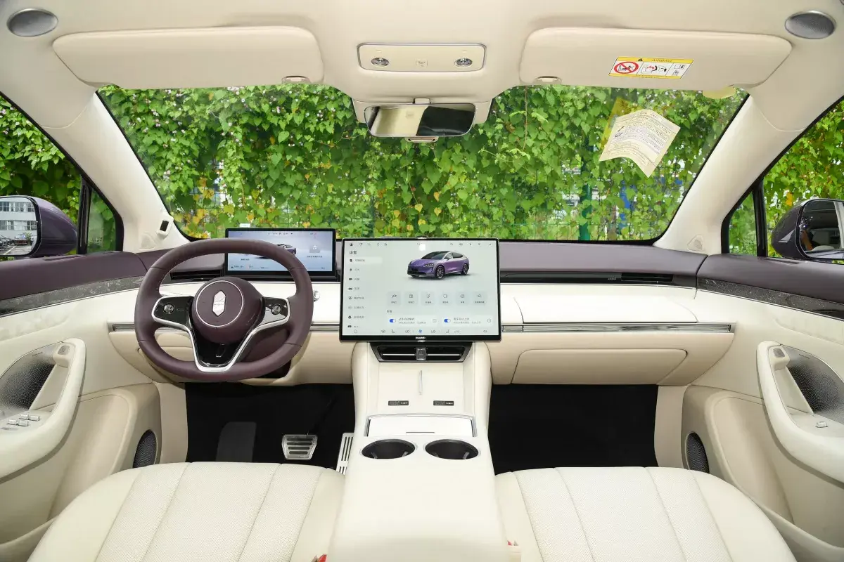 Luxeed R7 PHEV салон 9