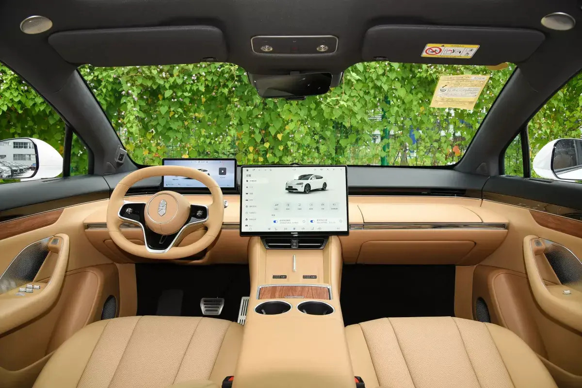 Luxeed R7 PHEV салон 10