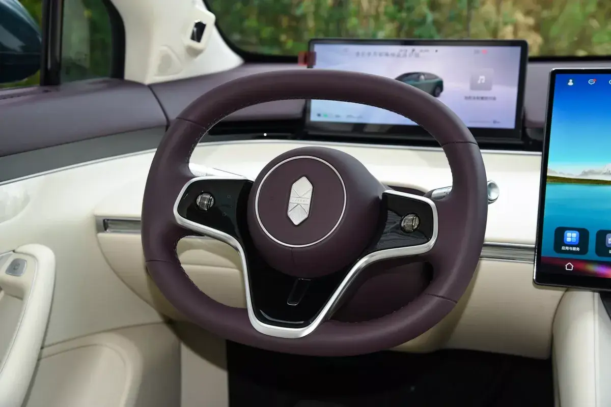 Luxeed R7 салон 3