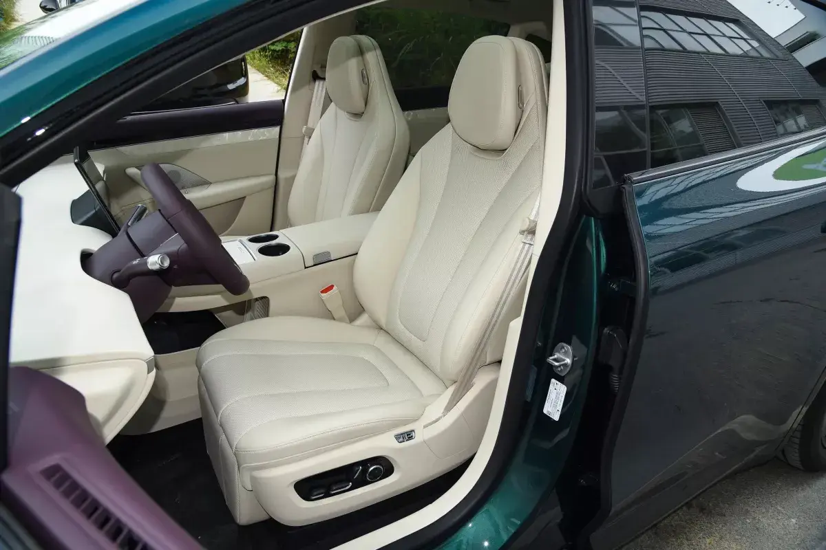 Luxeed R7 салон 6