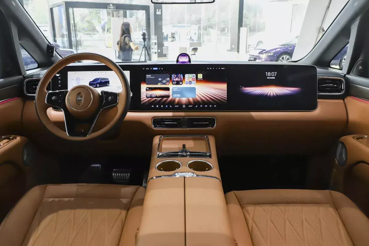 Luxeed V9 PHEV салон 1