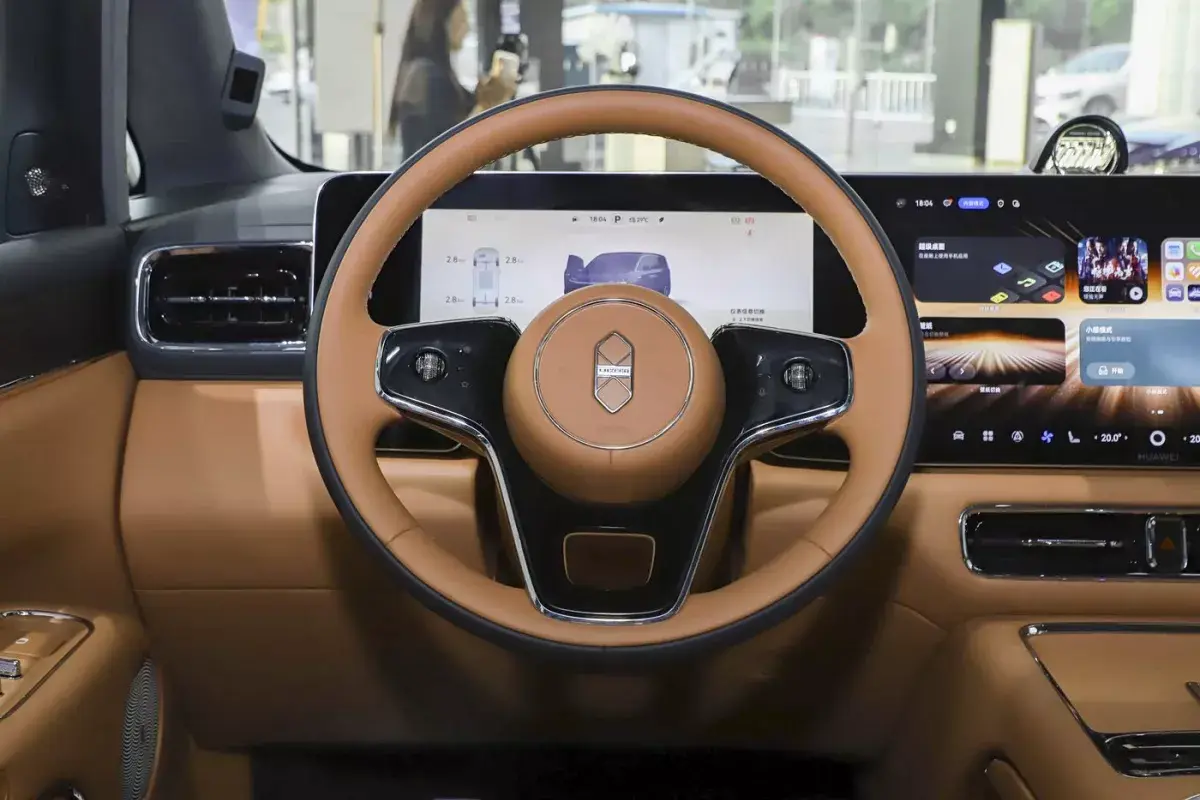 Luxeed V9 PHEV салон 3