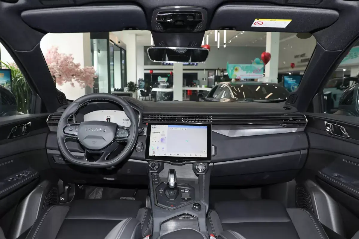 Lynk&Co 01 салон 1