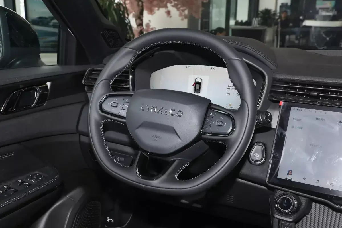 Lynk&Co 01 салон 3