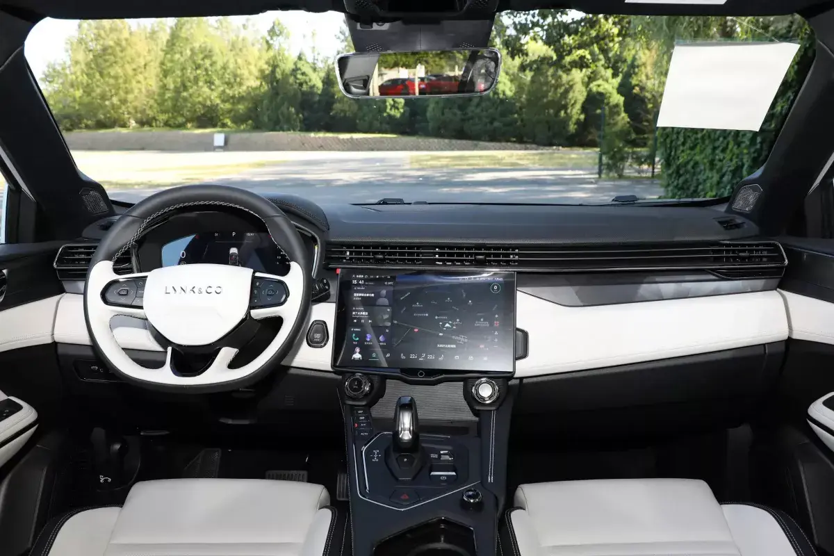 Lynk&Co 01 салон 7