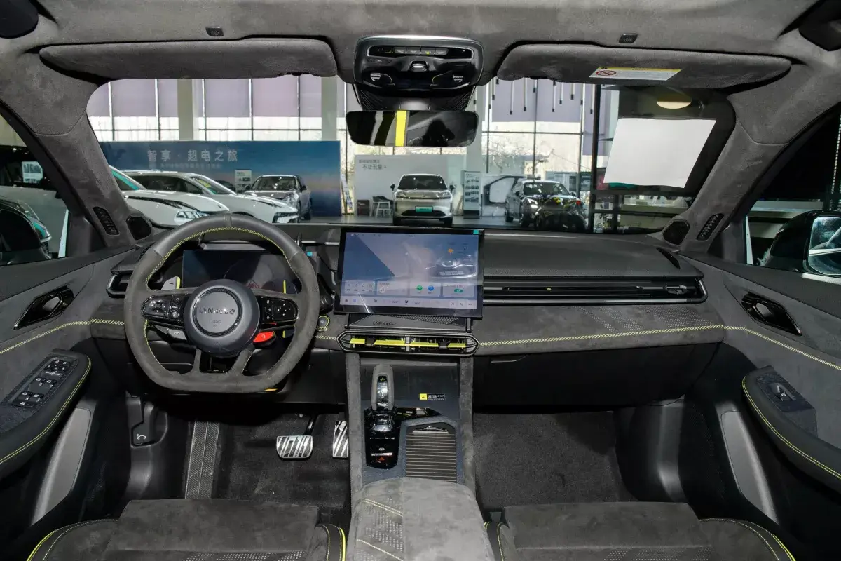 Lynk&Co 03+ HEV салон 1