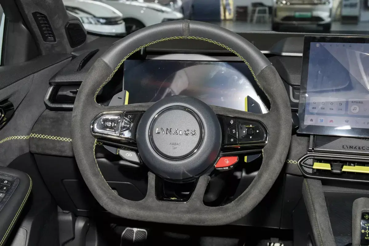 Lynk&Co 03+ HEV салон 3