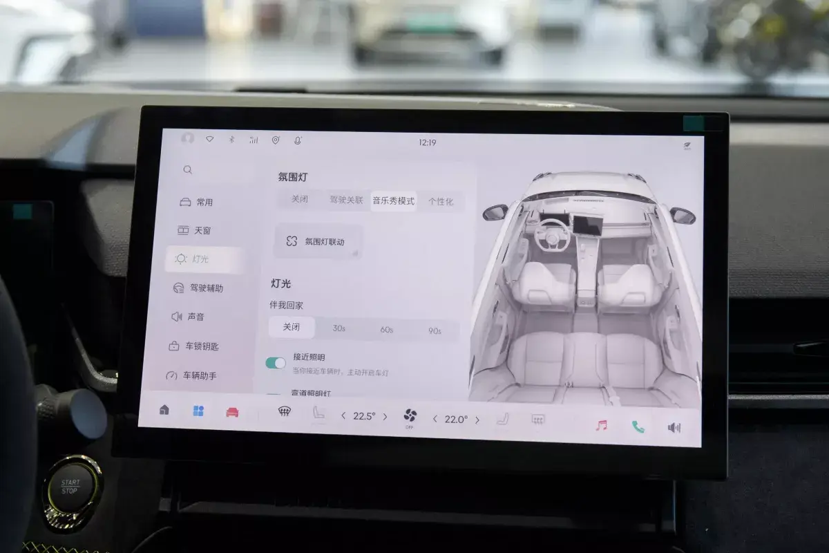 Lynk&Co 03+ HEV салон 5