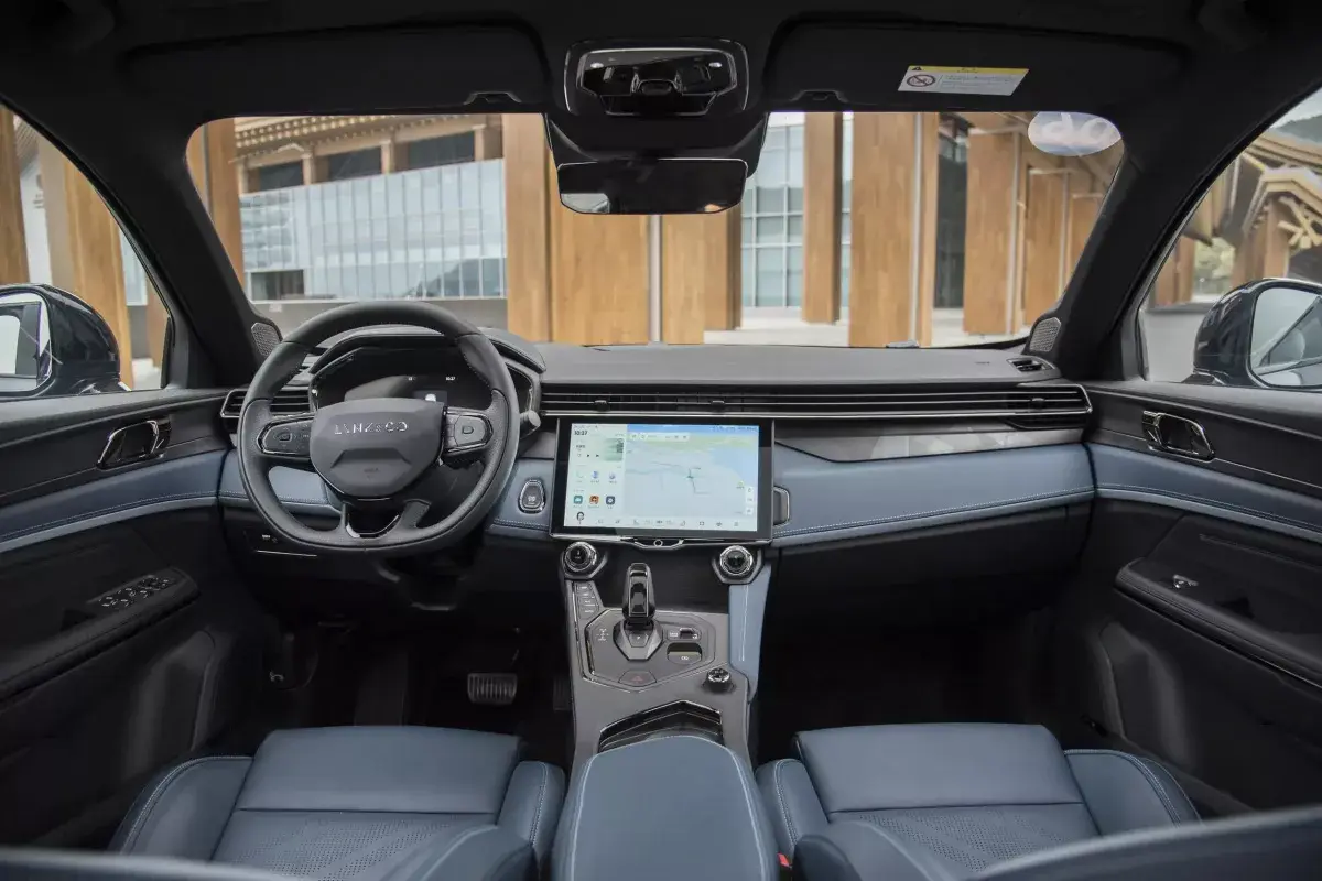 Lynk&Co 05 салон 1