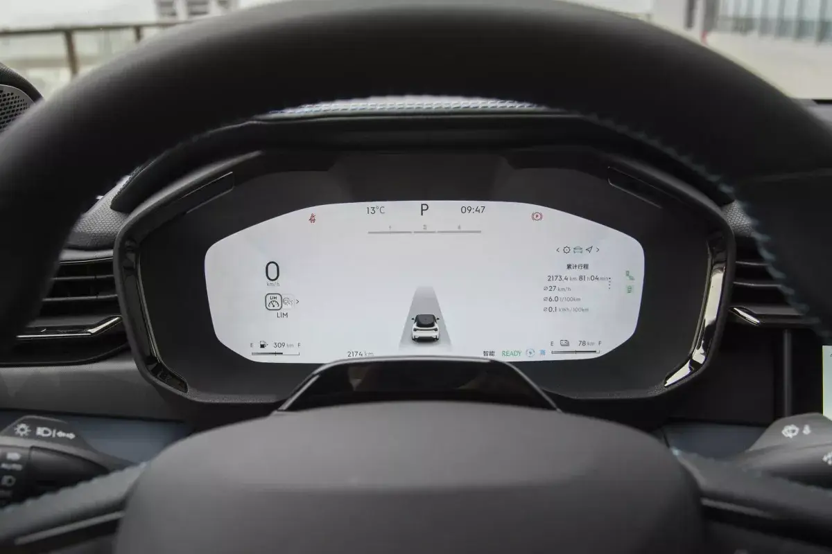 Lynk&Co 05 салон 2
