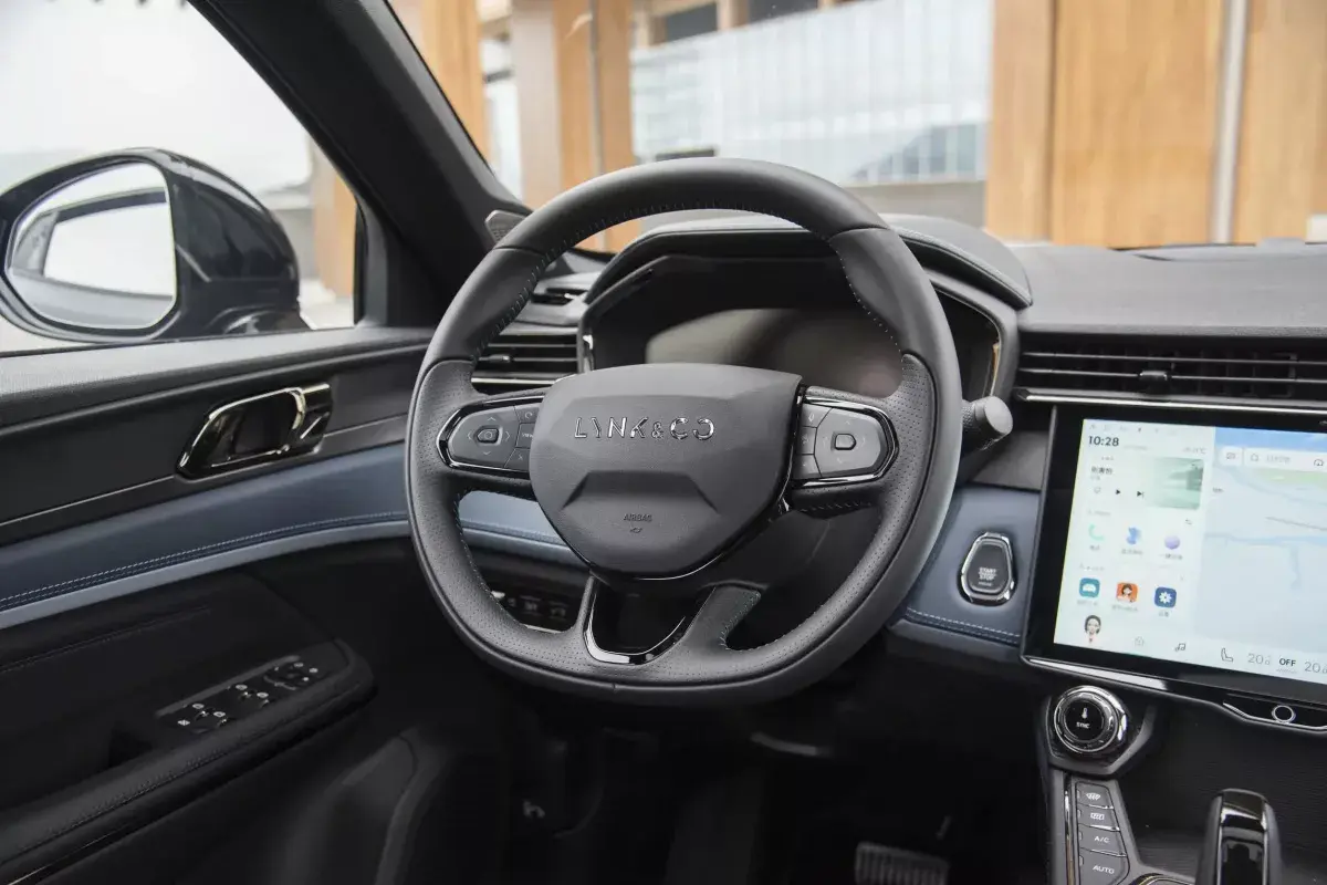 Lynk&Co 05 салон 3